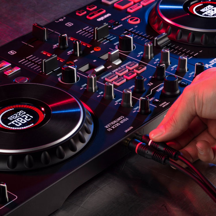 Numark Mixtrack Platinum FX 4-kanałowy kontroler DJ z wyświetlaczam